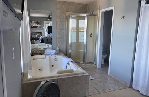 Arnolds Park Condominio | Penthouse Suite, gorgeous West Lake Okoboji views, 1 BDRM above shopping center