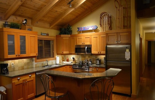 Snow Pine Estates Condominio | Miles encima ordinario: Sauna, Vista, Bañera de hidromasaje, Slopeside