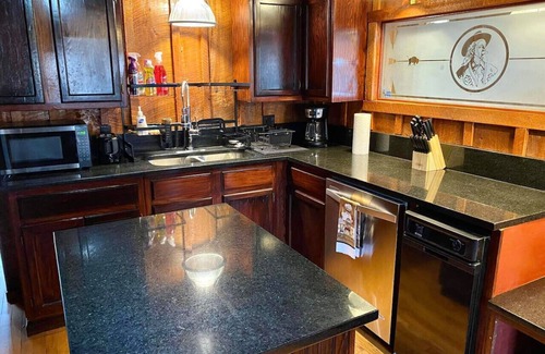 Doniphan County Cabina | Penthouse w/ Boho Loft, Jacuzzi, + Balcony -3 bdrm