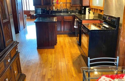 Doniphan County Cabina | Penthouse w/ Boho Loft, Jacuzzi, + Balcony -3 bdrm