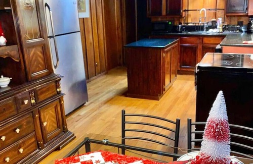 Doniphan County Cabina | Penthouse w/ Boho Loft, Jacuzzi, + Balcony -3 bdrm