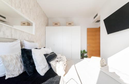 Cornella de Llobregat Apartamento | Penthouse with Private Terrace & Pool Access