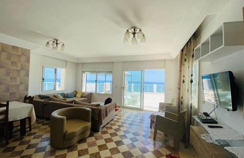 Hiboun Apartamento | Penthouse waterfront apartment with terrace