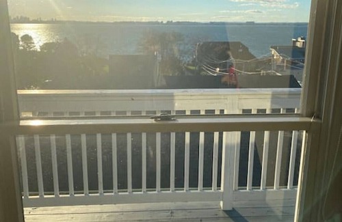 Nahant Apartamento | Penthouse with a private rooftop deck