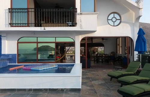 Playa la Madera Condominio | Ático con impresionantes vistas de la bahía y la ciudad con una gran piscina privada