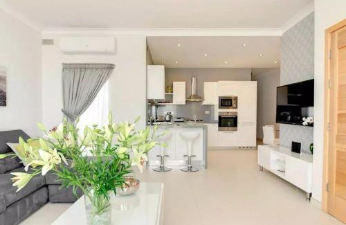 Marsaskala Apartamento | Penthouse with Picturesque Garden and Bayviews