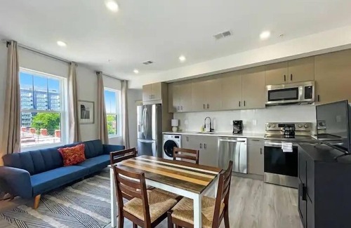 Kingman Park Cama Y Desayuno | Penthouse with Private Rooftop & Stunning Views