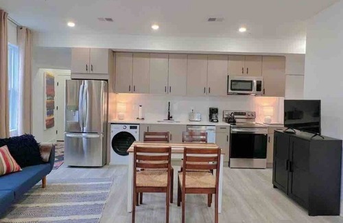 Kingman Park Cama Y Desayuno | Penthouse with Private Rooftop & Stunning Views