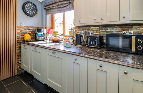 Acrefair Cabaña | PENTRE COUNTRY STUDIO, pet friendly, with hot tub in Chirk