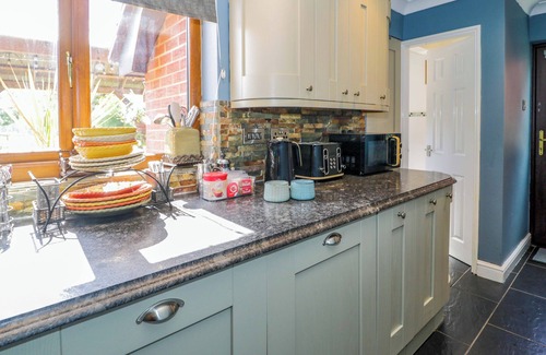 Acrefair Cabaña | PENTRE COUNTRY STUDIO, pet friendly, with hot tub in Chirk