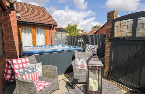 Acrefair Cabaña | PENTRE COUNTRY STUDIO, pet friendly, with hot tub in Chirk