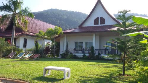 Ko Chang Casa | Peony Villa, 3 Bedroom Beachfront Pool Villa