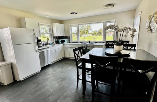 West Peoria Casa | Peoria Bradley Cozy Vacation Large Group Home w/Kitchen View