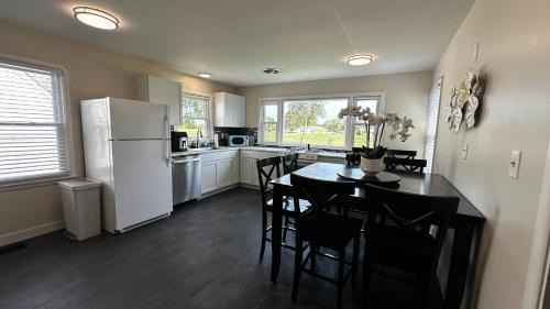 West Peoria Casa | Peoria Bradley Cozy Vacation Large Group Home with Kitchen View