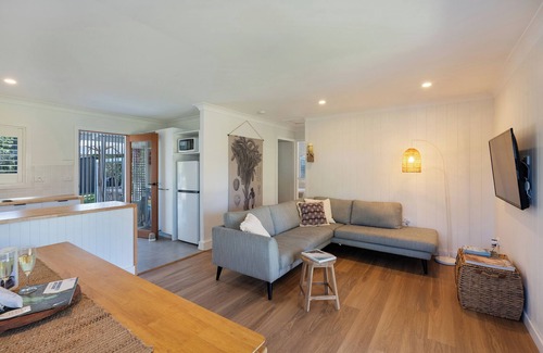 Erowal Bay Casa | Pepe: Charming coastal cottage, short stroll to the water of St Georges Basin