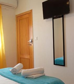 Jaén Casa | Pequeña suite con habitación doble y baño privado a 8mn a pie de la Catedral
