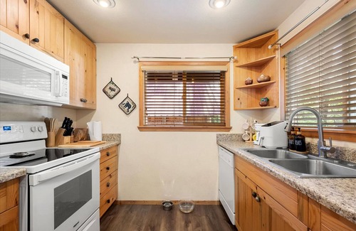 Paradise Estates Cabina | Perch - Antler House: Charming Cabin w/ Covered Hot Tub & Firepit!