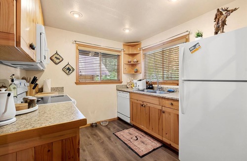 Paradise Estates Cabina | Perch - Antler House: Charming Cabin w/ Covered Hot Tub & Firepit!