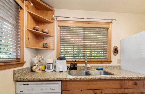 Paradise Estates Cabina | Perch - Antler House: Charming Cabin w/ Covered Hot Tub & Firepit!