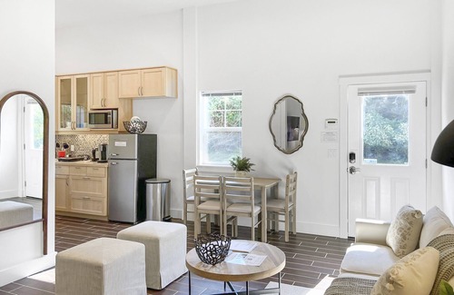 Langley Apartamento | Perch - Baker's Acres: Tranquil Studio on View Property