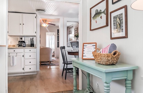 Spring Lake Casa | Perch Cottage l Lakeside Autumn Getaway with Firepit, Kayaks & Cozy Nights