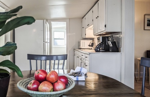 Spring Lake Casa | Perch Cottage l Lakeside Autumn Getaway with Firepit, Kayaks & Cozy Nights