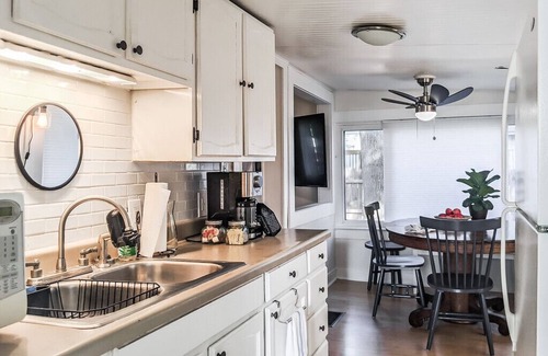 Spring Lake Casa | Perch Cottage l Lakeside Autumn Getaway with Firepit, Kayaks & Cozy Nights