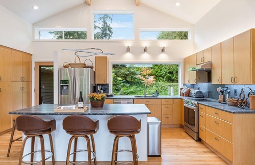 West Ridge Casa | Cozy Vino Valley Vista Home with views & parking BY Betterstay