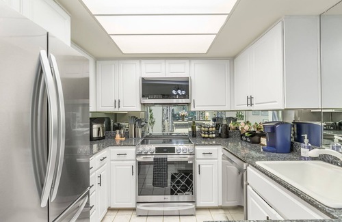 Northwest Bellevue Casa | Perch - Garden Villa Retreat, DT Bellevue 2BR Free Parking