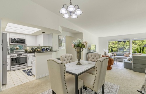 Northwest Bellevue Casa | Perch - Garden Villa Retreat, DT Bellevue 2BR Free Parking