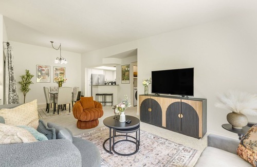 Northwest Bellevue Casa | Perch - Garden Villa Retreat, DT Bellevue 2BR Free Parking