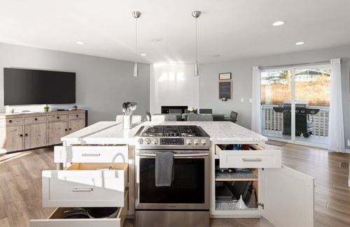 Oak Harbor Casa | Perch - La Fiesta 34: Luxe Retreat w/ Serenity View & Firelit Comfort