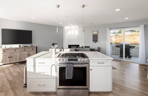 Oak Harbor Casa | Perch - La Fiesta 34: Luxe Retreat w/ Serenity View & Firelit Comfort