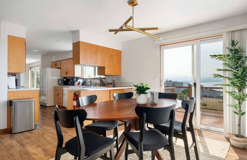 Oak Harbor Casa | Perch - La Fiesta 47: Sunset ocean view home, close to town