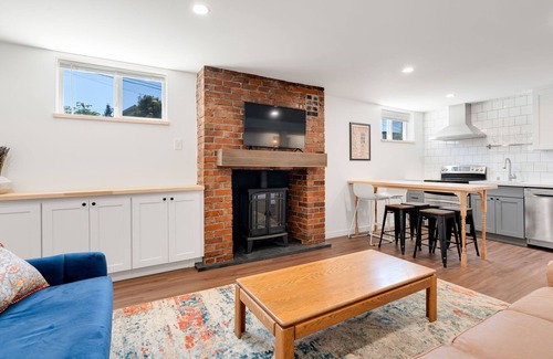 Phinney Ridge Casa | Perch - Phinney Ridge Vintage: Olympic mountain views