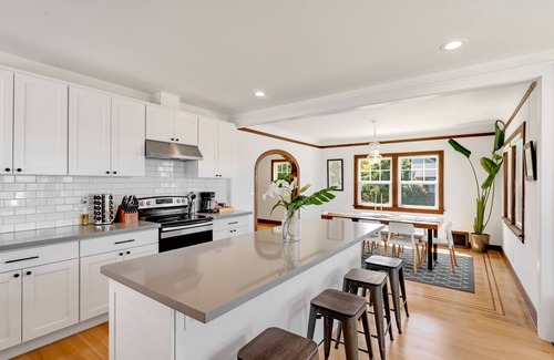 Phinney Ridge Casa | Perch - Phinney Ridge Vintage Charm: Enjoy Stunning Olympic Mountain Views