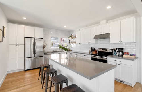 Phinney Ridge Casa | Perch - Phinney Ridge Vintage Charm: Enjoy Stunning Olympic Mountain Views