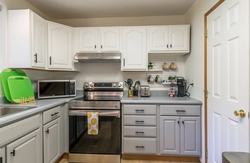 Paradise Estates Cabina | Perch - Ruby Lodge: Cozy Cabin w/ Hot Tub & King bed | Pet Friendly