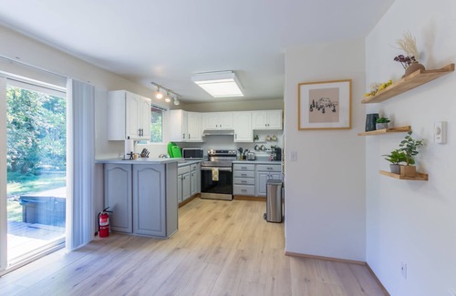 Paradise Estates Cabina | Perch - Ruby Lodge: Cozy Cabin w/ Hot Tub & King bed | Pet Friendly