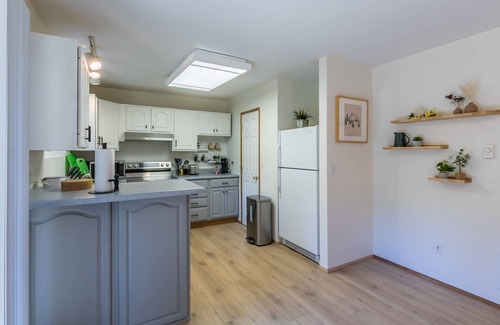 Paradise Estates Cabina | Perch - Ruby Lodge: Cozy Cabin w/ Hot Tub & King bed | Pet Friendly
