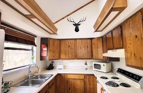 Ruidoso Cabina | Perched in the pines -wrap around porch w/outdoor dining, fire pit, & wildlife