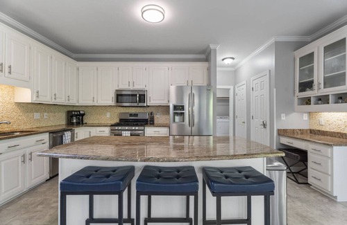 Northwest Raleigh Apartamento | Percy Manor - Pool, Fire Pit, Games and More!