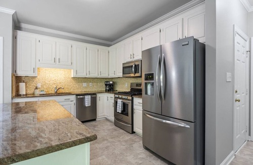 Northwest Raleigh Apartamento | Percy Manor - Pool, Fire Pit, Games and More!