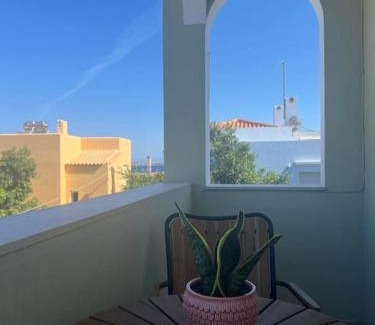 Perdhika Apartamento | Perdika's Cove, spacious sea view family home