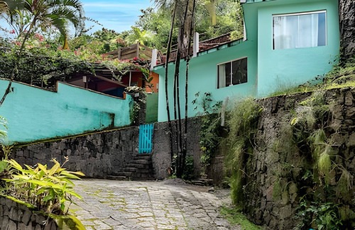 Morro da Cruz Casa | Perequê house with pool 300m from the beach