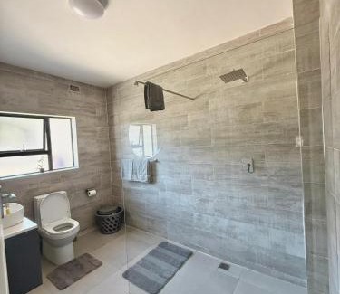 Greendale Apartamento | PEREZ Apartments - ELEGANT LIVING IN THE LUSH GREENDALE SURBUB