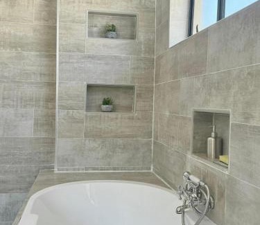 Greendale Apartamento | PEREZ Apartments - ELEGANT LIVING IN THE LUSH GREENDALE SURBUB