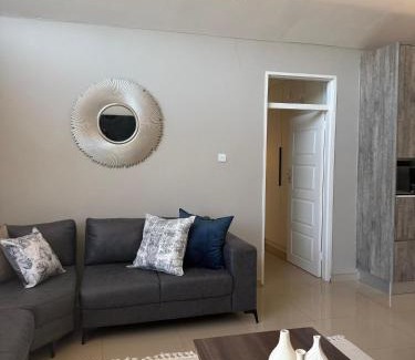 Greendale Apartamento | PEREZ Apartments - ELEGANT LIVING IN THE LUSH GREENDALE SURBUB