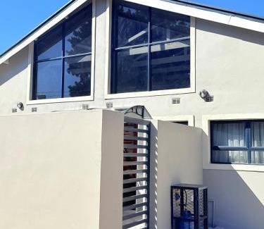 Greendale Apartamento | PEREZ Apartments - ELEGANT LIVING IN THE LUSH GREENDALE SURBUB