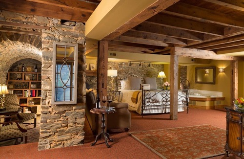 Leacock-Leola-Bareville Hotel | Perfect Retreat in Poolside Suite at Charming Historic Hotel-Modern Comforts-Spa